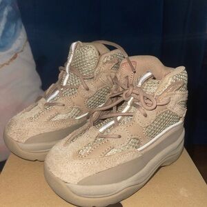 Yeezy Tan Sneakers with Chunky Design and Cushioned Midsole